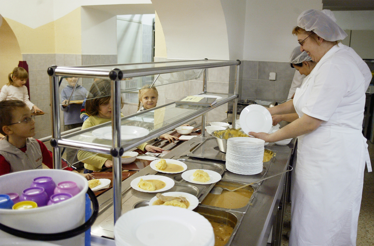 V Sloveniji 54 tisoč revnih otrok. So lačni ali ne?