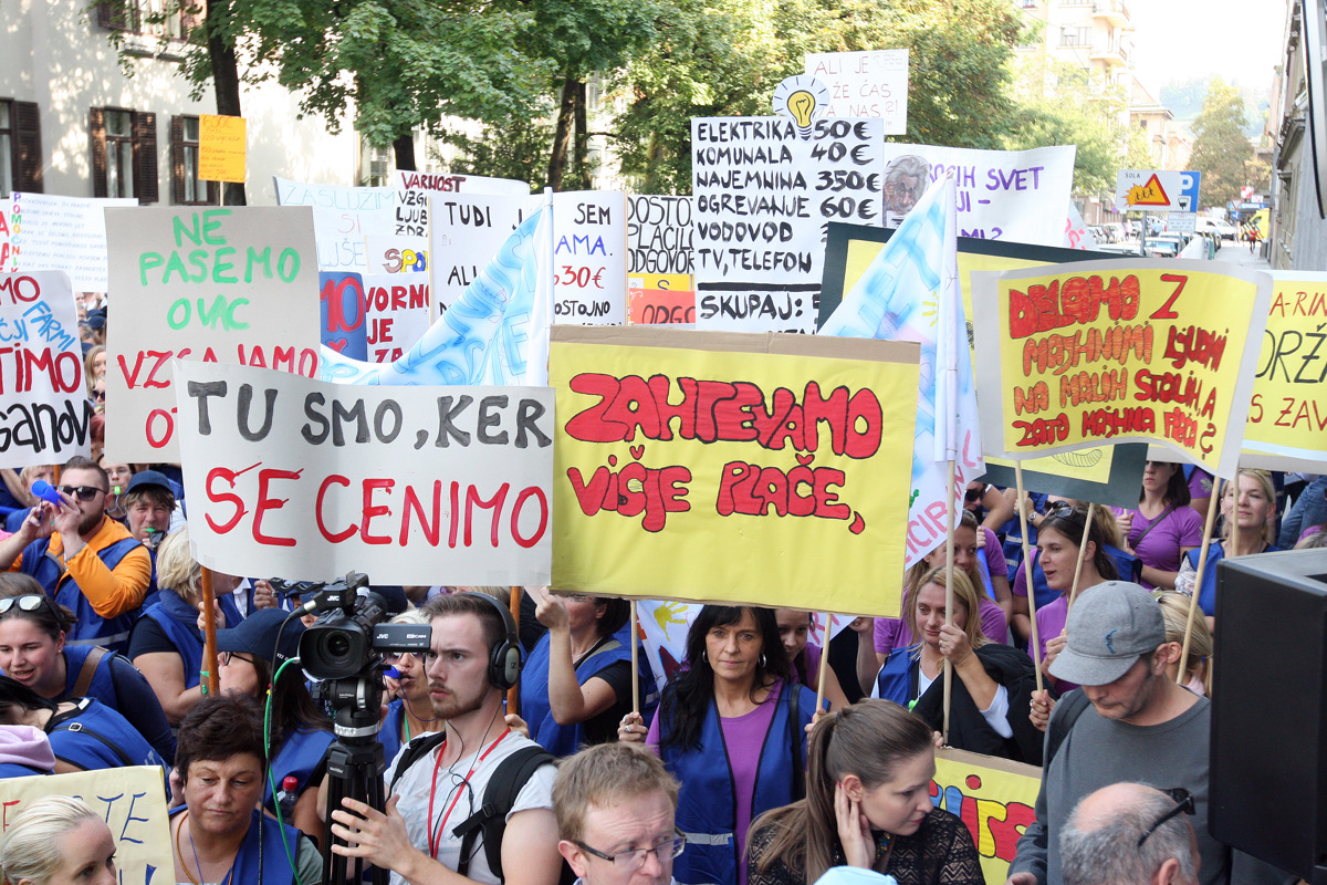 Zaposleni v plačni skupini J na protest pred vlado, pomočnice vzgojiteljic kmalu o stavki