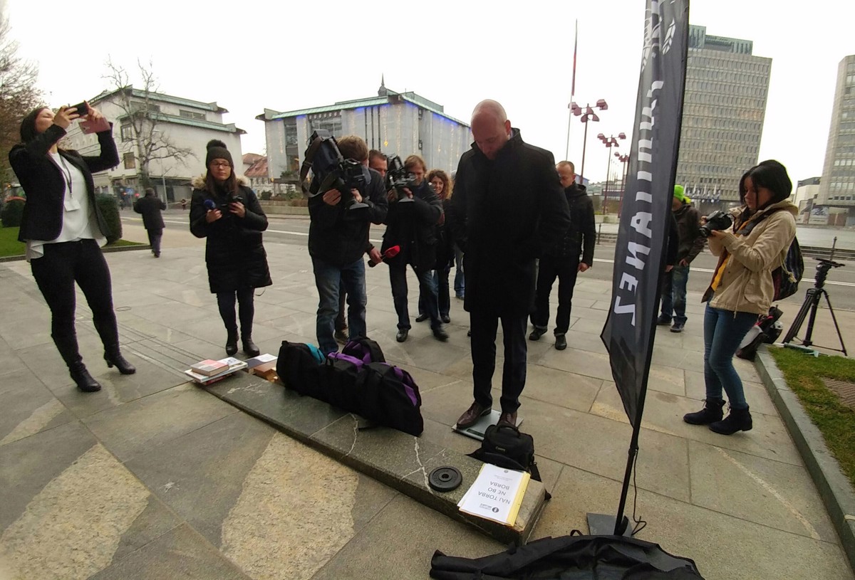 Poslanci so se prelevili v šolarje in si nadeli težke torbe