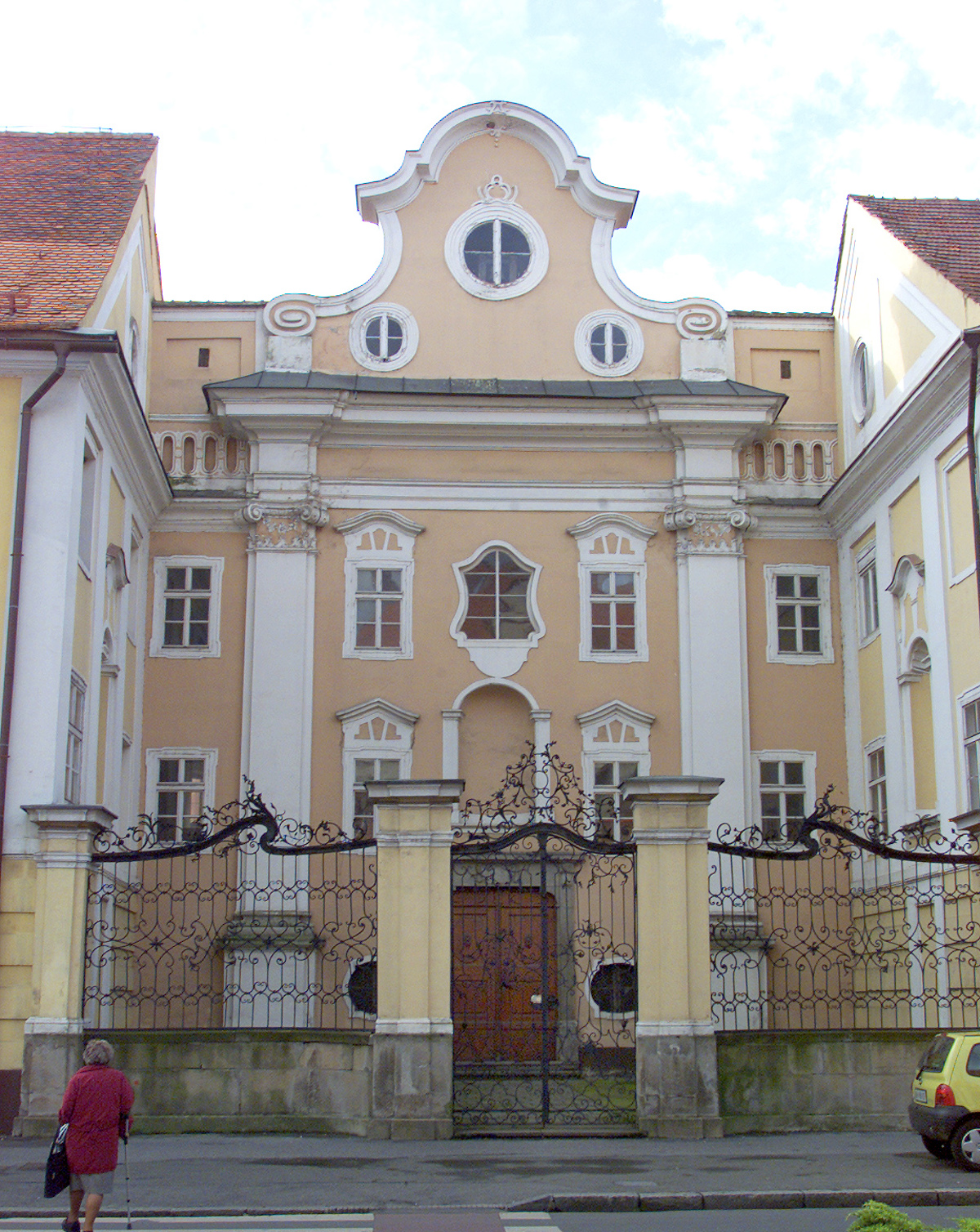 Nadškofija prodaja premoženje in odplačuje dolgove