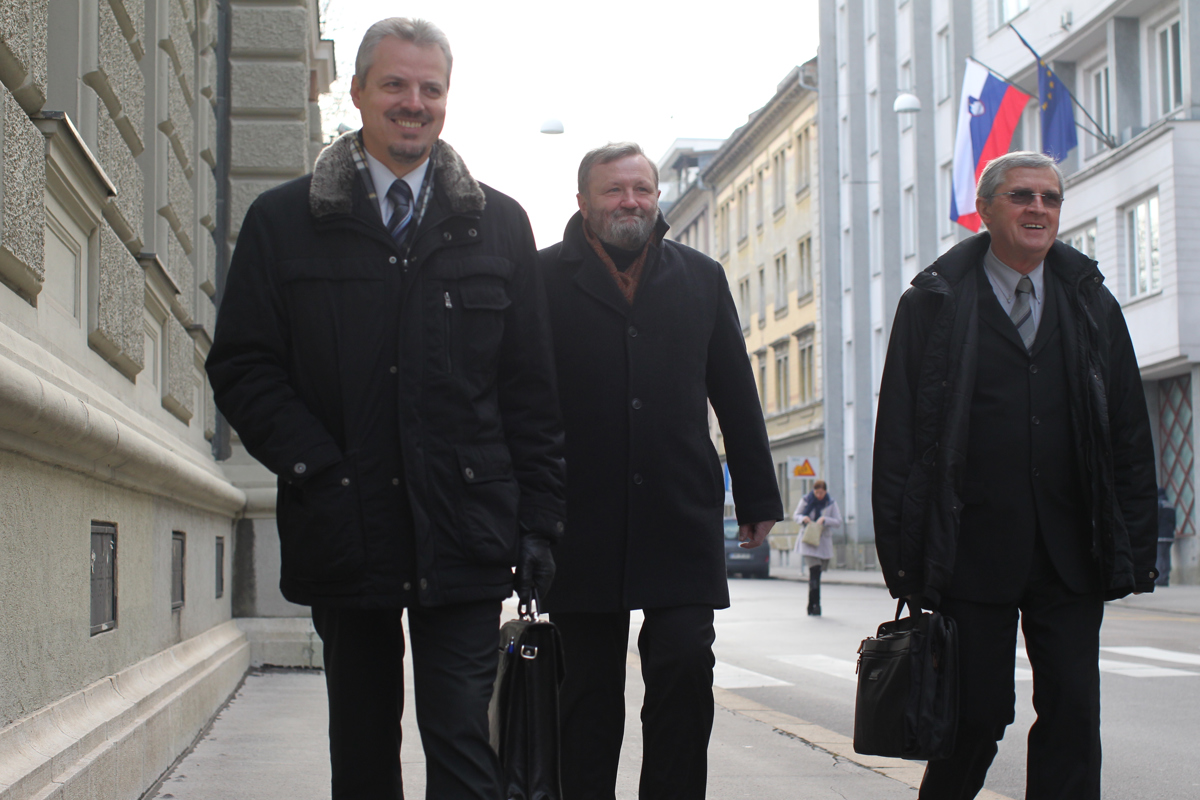 Župani prihajajo po denar