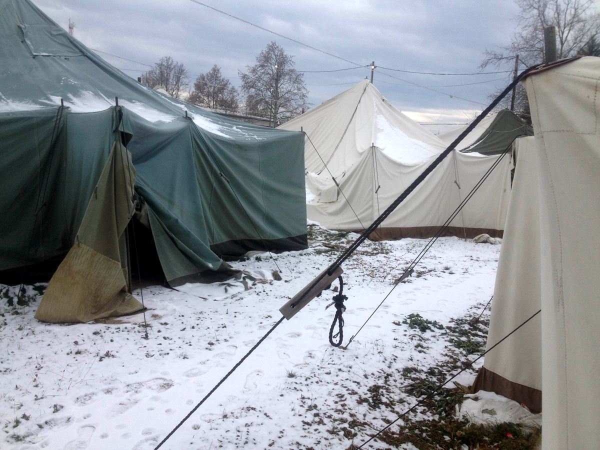 "Tudi deset odej ob tem mrazu v šotoru ne pomaga"