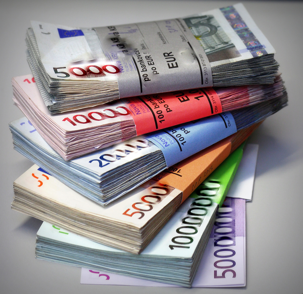 Luknja med bogatimi in revnimi dosega nove skrajnosti