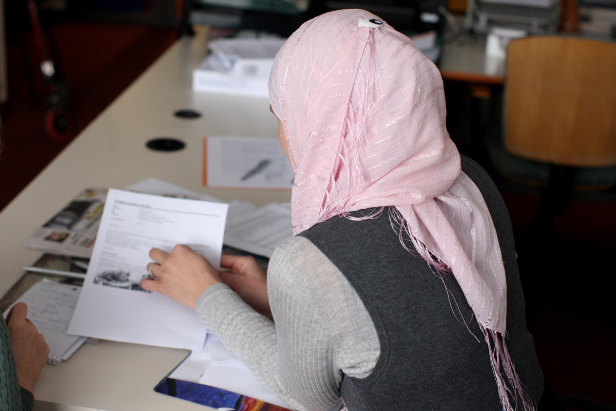 Ob službo zaradi naglavne rute?