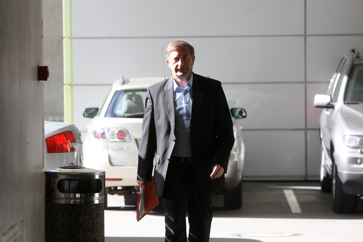 Vrh ministrstva zapušča Erjavca pred volitvami