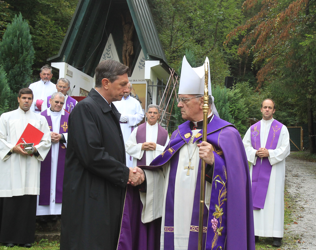 FOTO: Prva krsta iz Hude jame v Maribor. Začetek sprave, so izjavljali zbrani pri Laškem