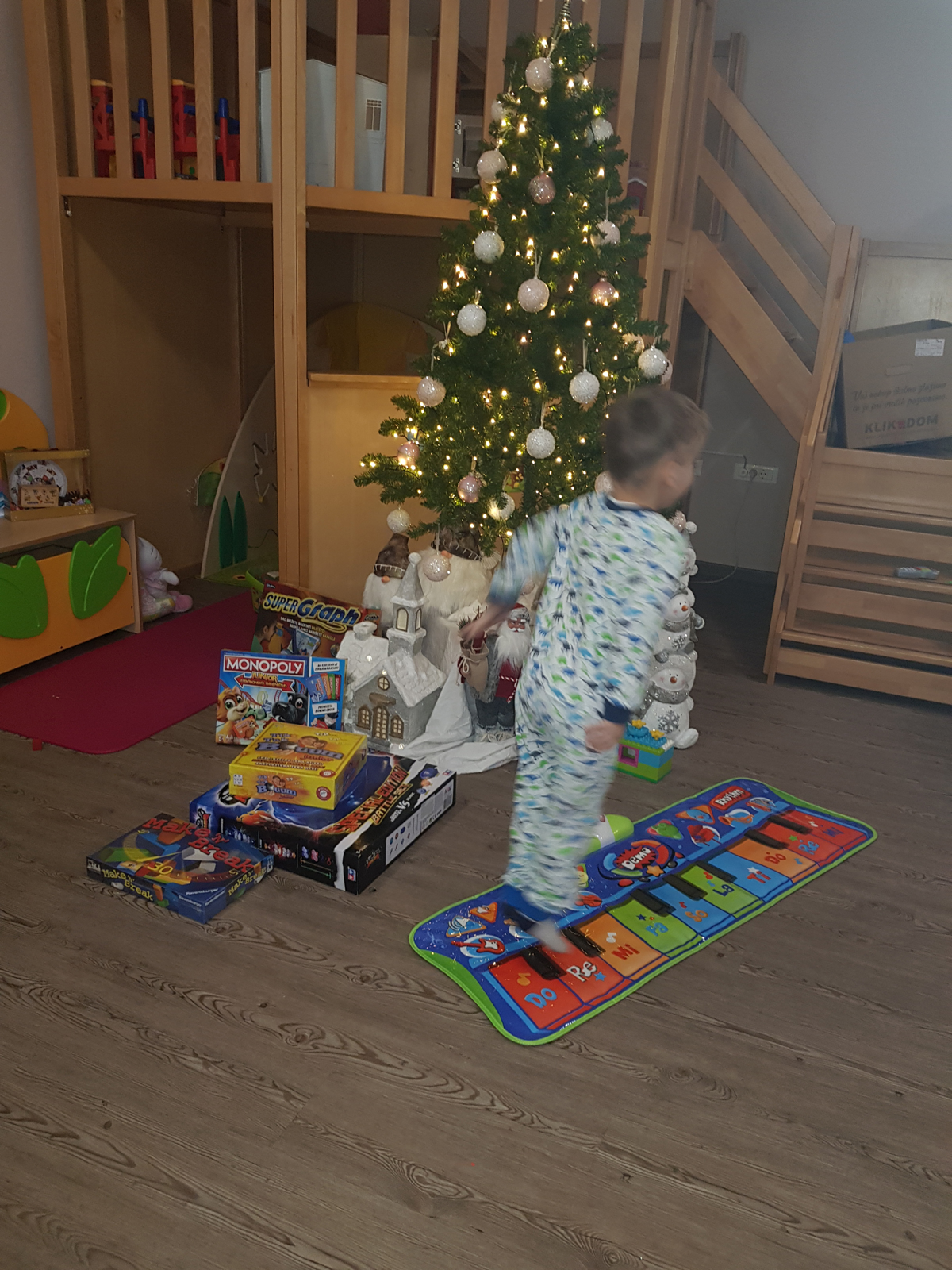 Namesto iskric solze obupa v otroških očeh