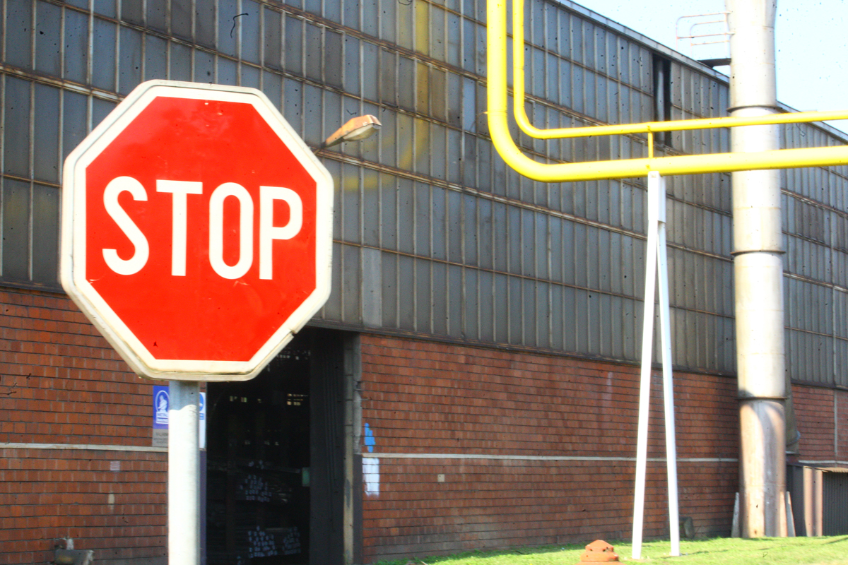 Pod pokrvavko: Streljaji in skrivnostni možakar