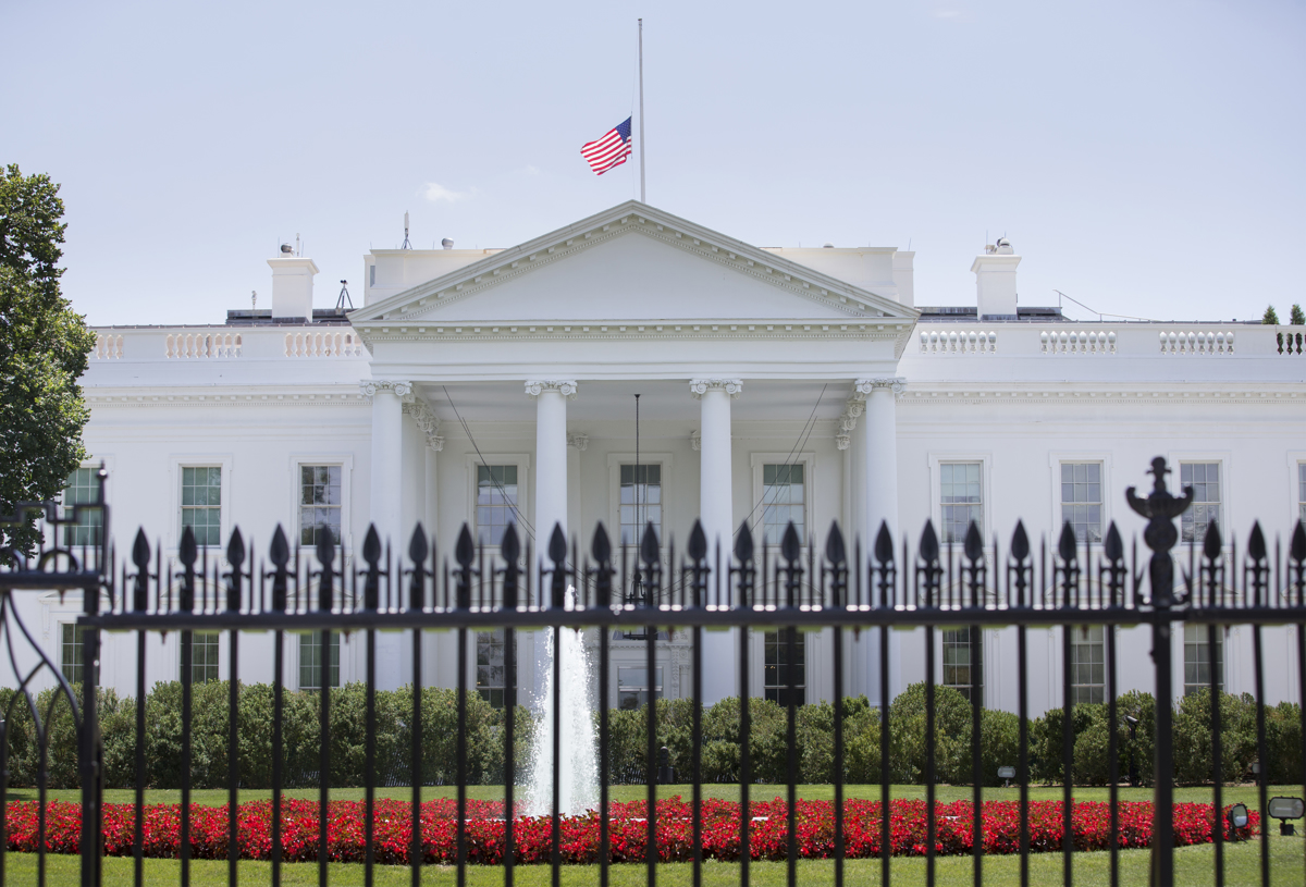 Le tretjina Američanov meni, da bodo zaradi omejitev za muslimane varnejši