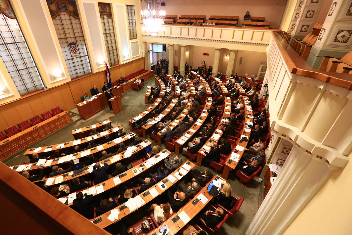 Hrvaški poslanci bodo denarno kaznovani za neupravičeno odsotnost