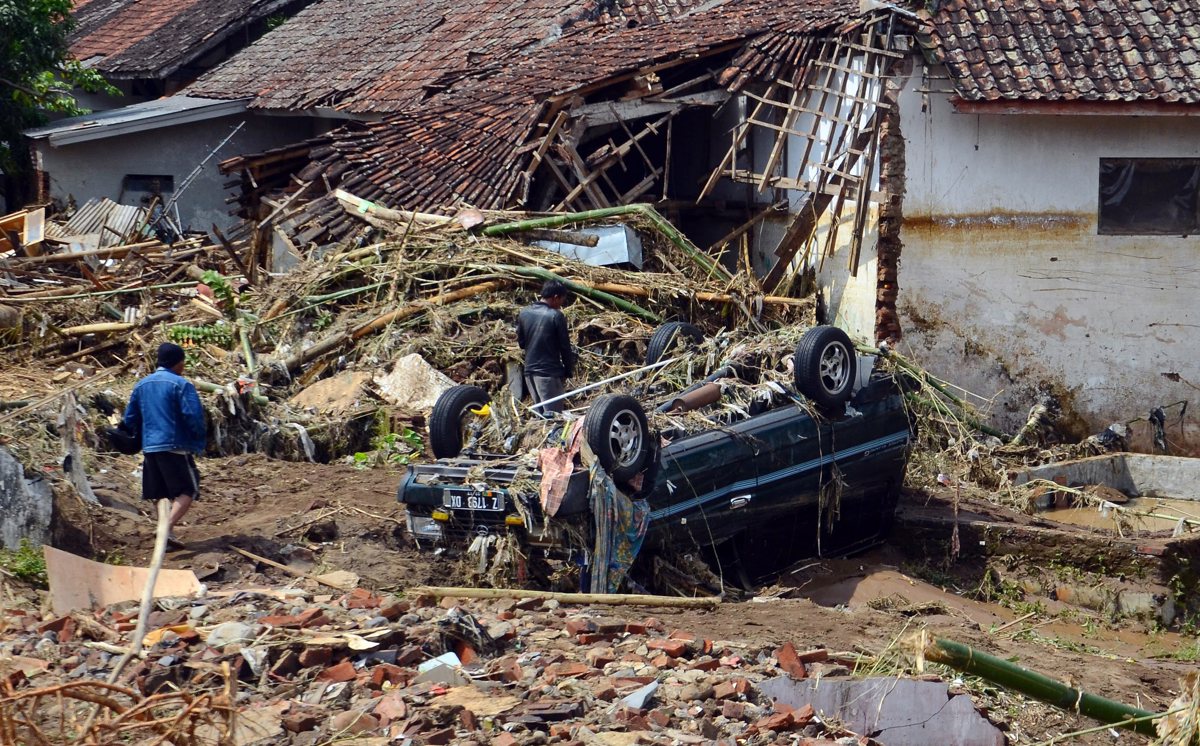 Poplave in plazovi v Indoneziji vzeli 19 življenj