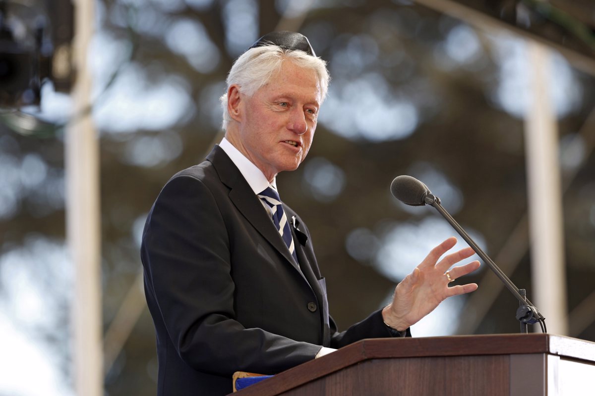 Billa Clintona so sprejeli v bolnišnici