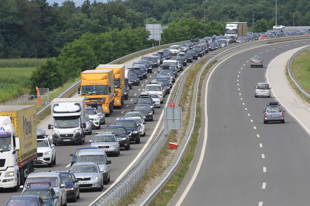 Pred Karavankami kolona dolga 10 kilometrov