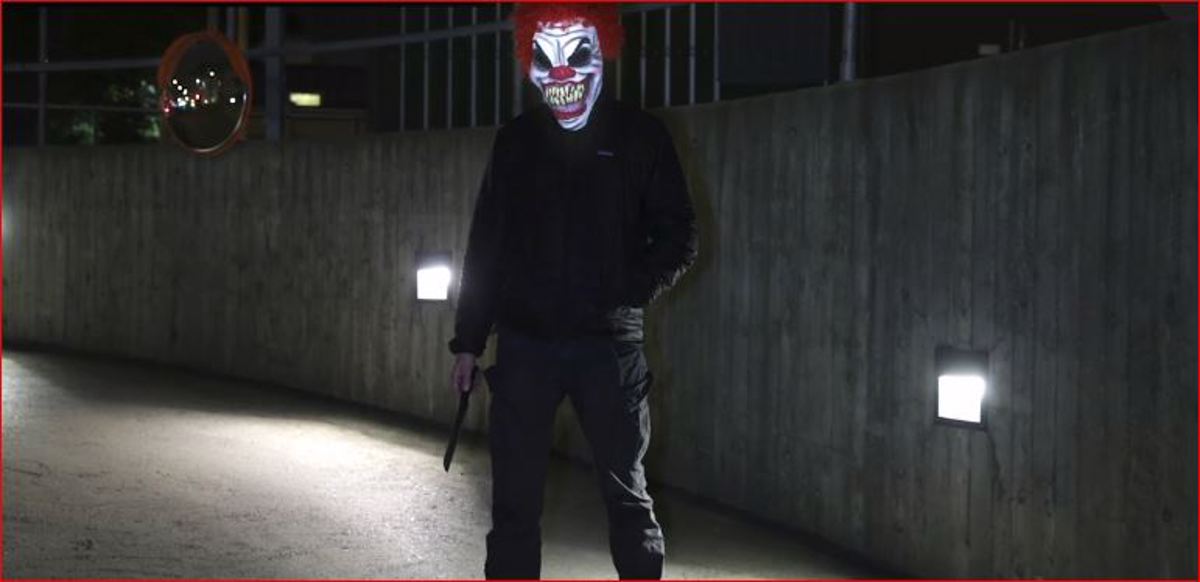 Na Švedskem napadalec, oblečen v klovna, zabodel moškega