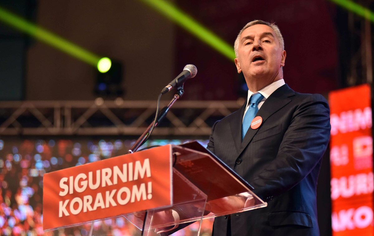 V Črni gori pred volilno nedeljo, ko naj bi spet zmagal Đukanović, aretirali 15 domnevnih teroristov