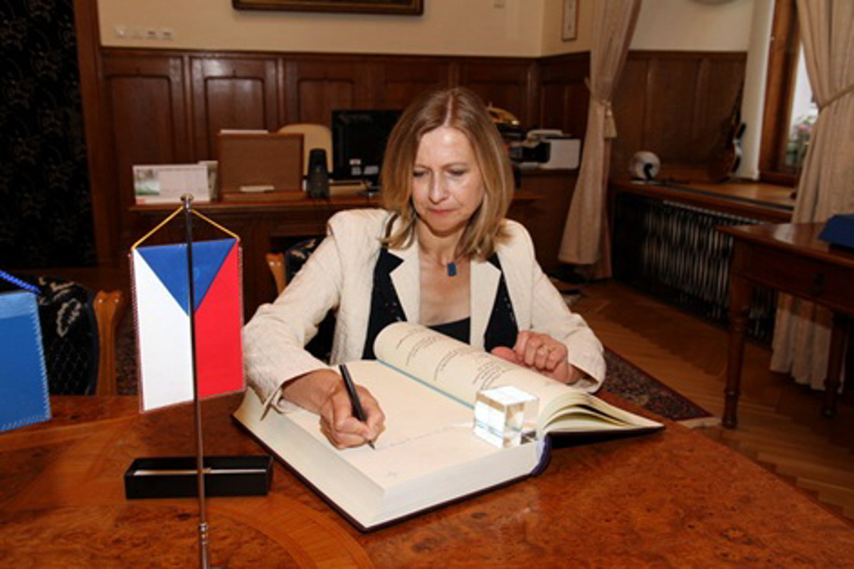 Slovenska veleposlanica v Zagrebu za Večernji list o žici na meji in o Hudi jami