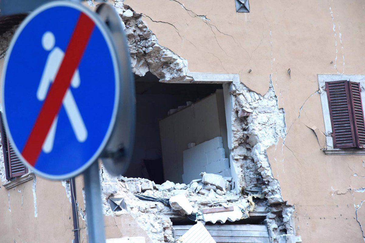 FOTO: V Italiji ponoči nov močan potres, številni noč preživeli na ulicah