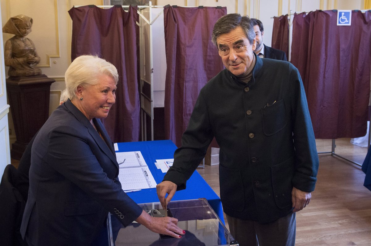 V bitki za predsedniškega kandidata francoske desnice vodi nekdanji premier Fillon