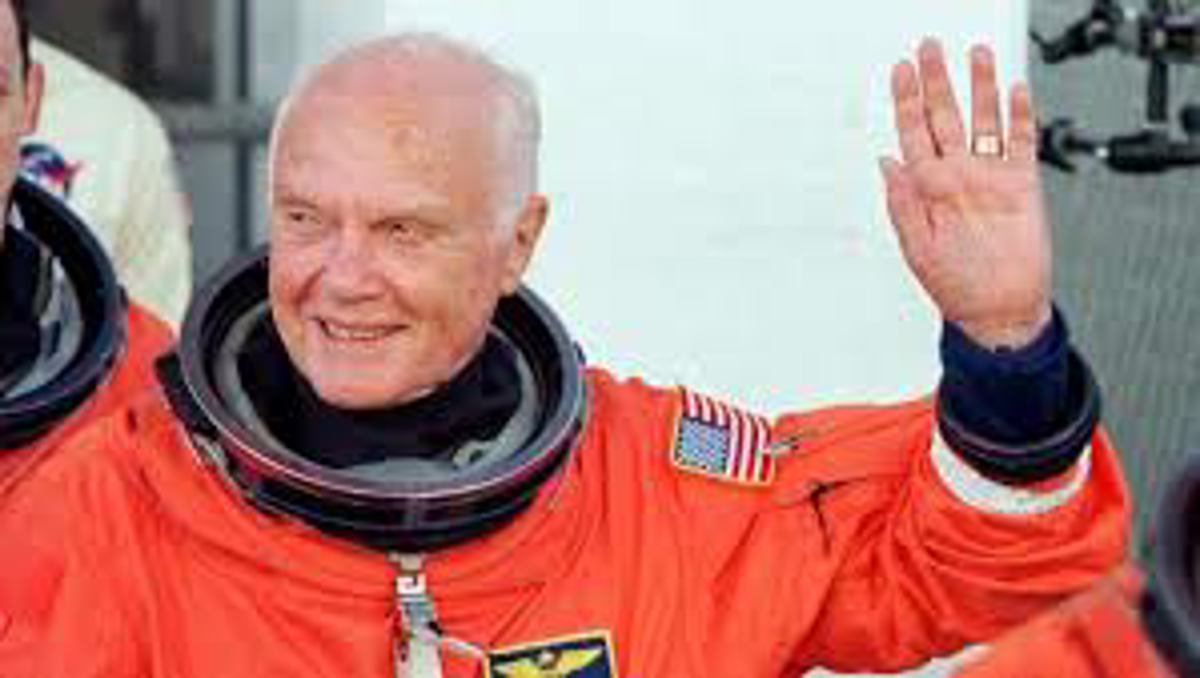 Umrl je astronavt John Glenn