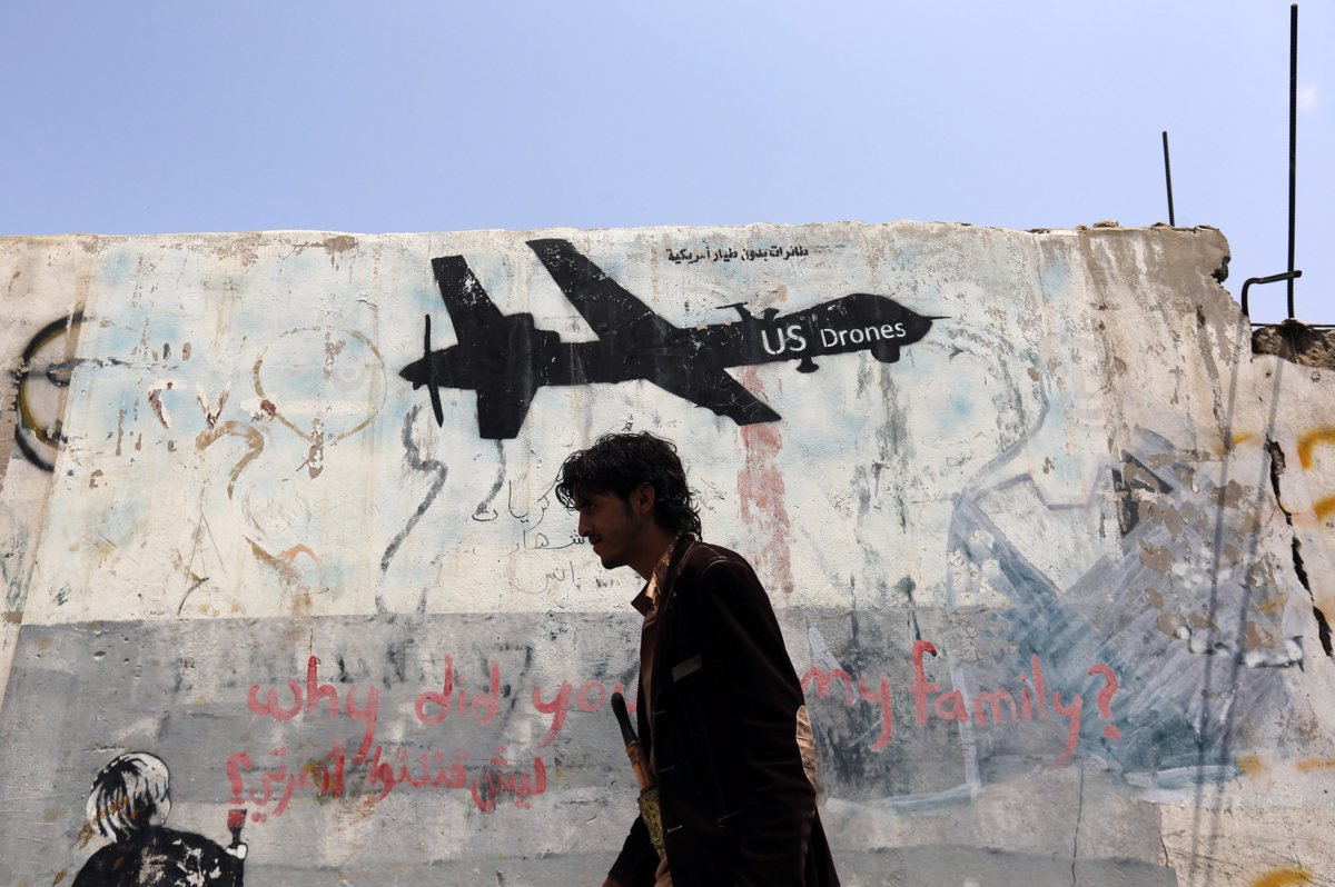 V samomorilskem napadu v Jemnu ubitih najmanj 30 vojakov