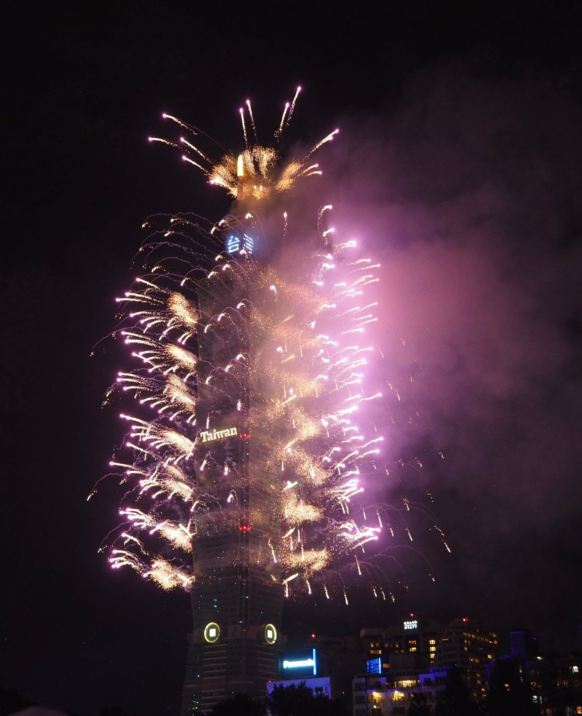 FOTO: Svet vstopa v leto 2017