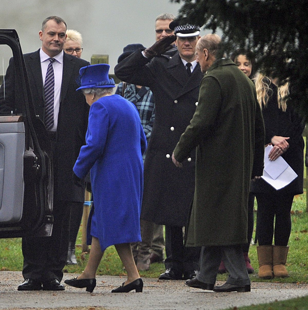 Britanska kraljica Elizabeta II. po več kot mesecu dni spet v javnosti
