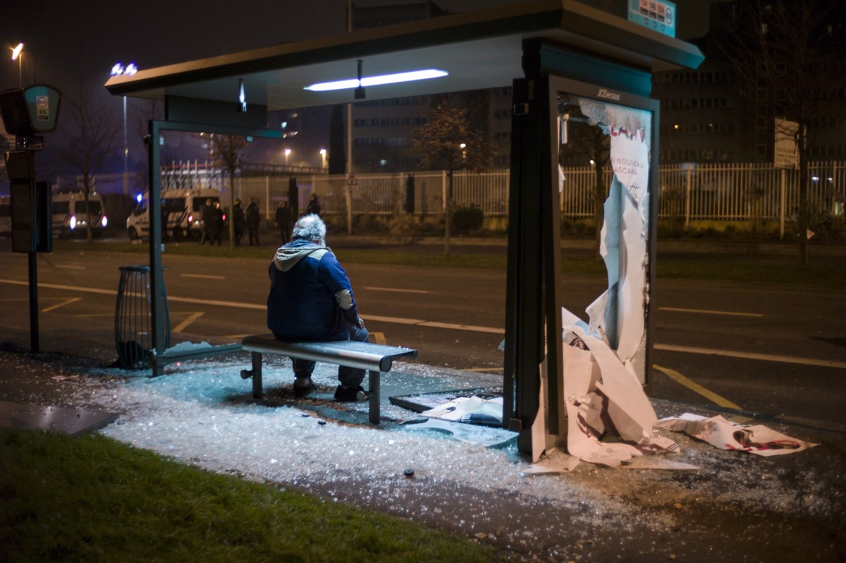 Policija proti izgrednikom v Parizu tudi s solzivcem