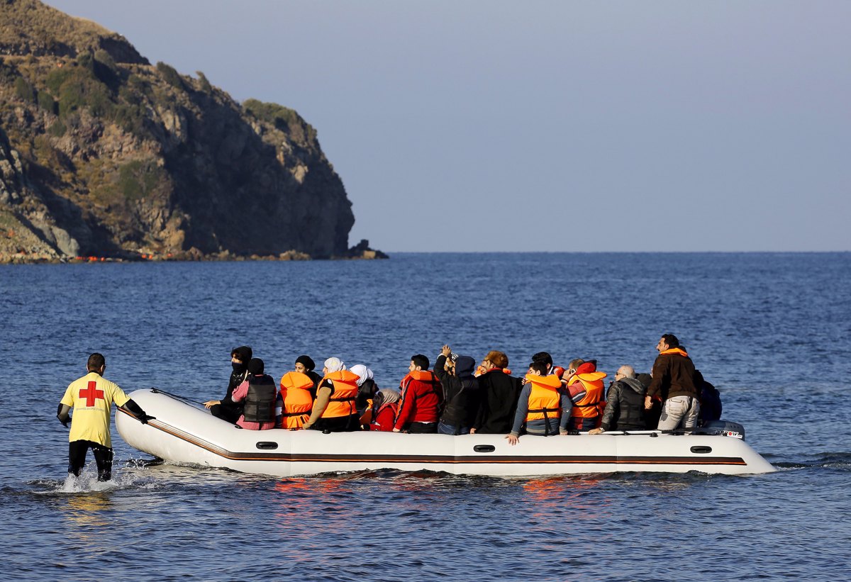 V nesreči čolna z begunci pri Grčiji najmanj 15 mrtvih