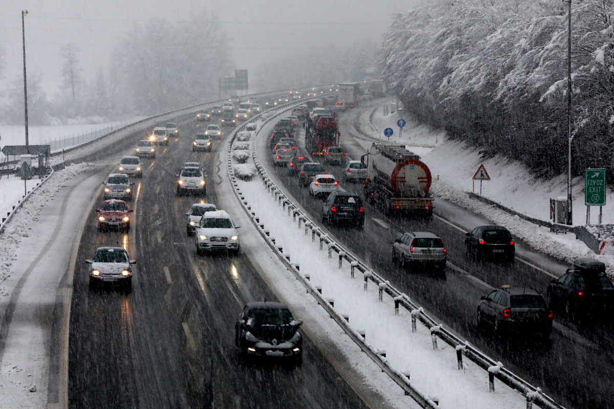 Previdno na cesti: Zaradi sneženja po državi že prihaja do nesreč