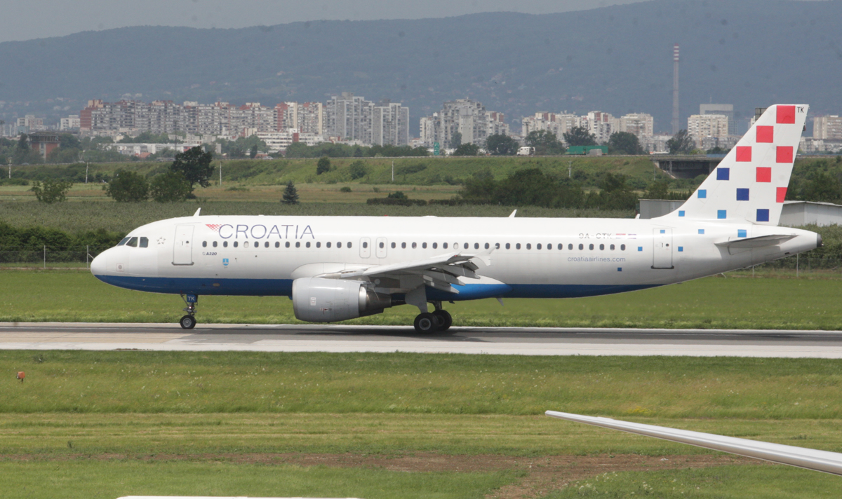 (VIDEO) Letalo, ki je pristalo na sarajevskem letališču, ni bilo prestreljeno. Kaj je razlog za poškodbo?