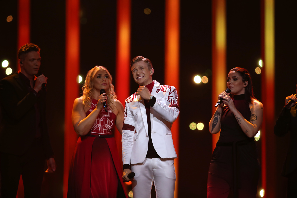 Ari Olafsson (v sredini) je predstavnik Islandije. 