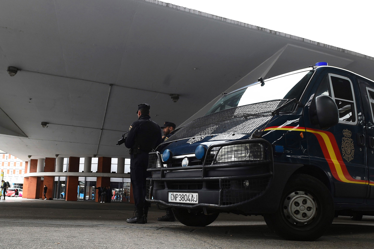 Zaradi zaponke v obliki granate izpraznili železniško postajo