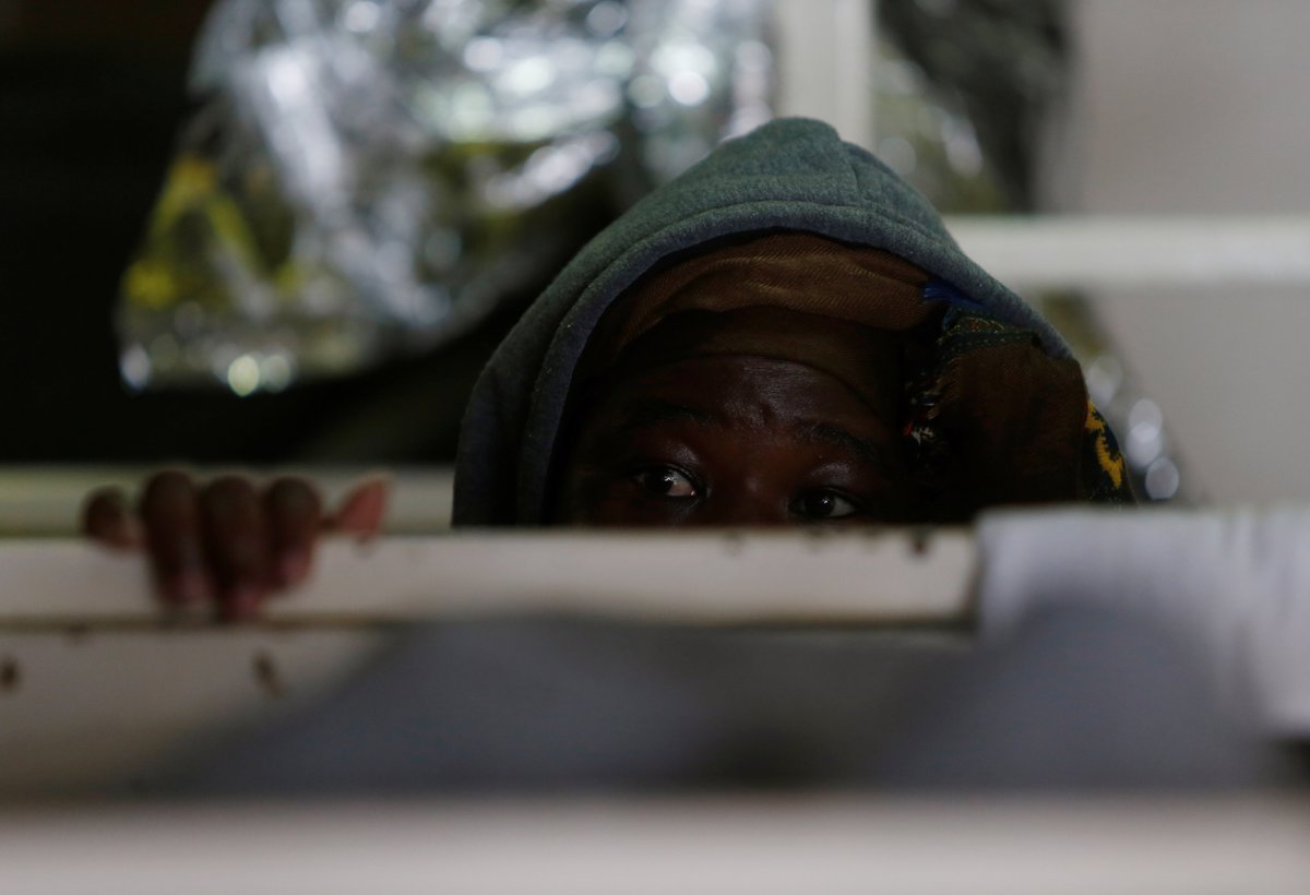 "Lekcija iz človečnosti": Italija bo z migrantskih ladij prevzela ženske in otroke