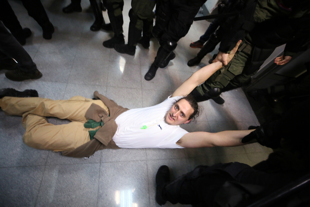 (FOTO) Protestniki v Beogradu vdrli v poslopje srbske radiotelevizije