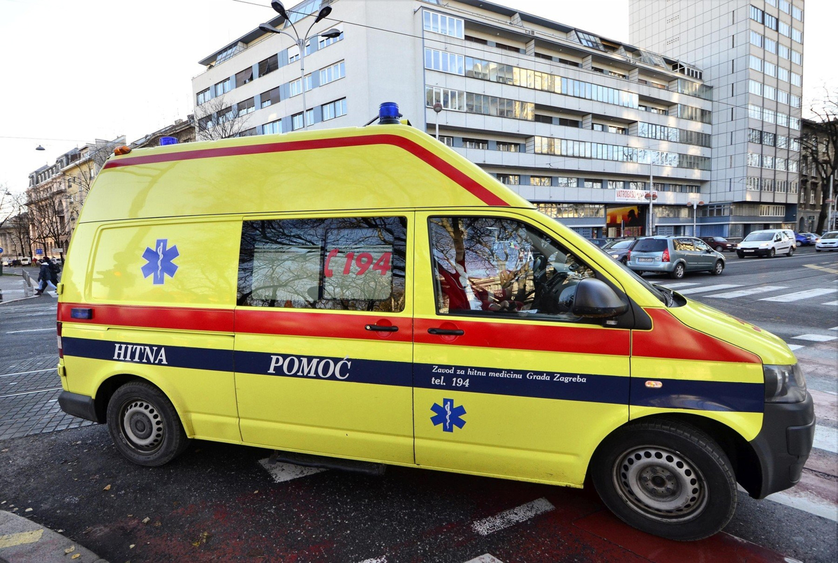 V Splitu turistična ladja trčila v obalno bencinsko črpalko