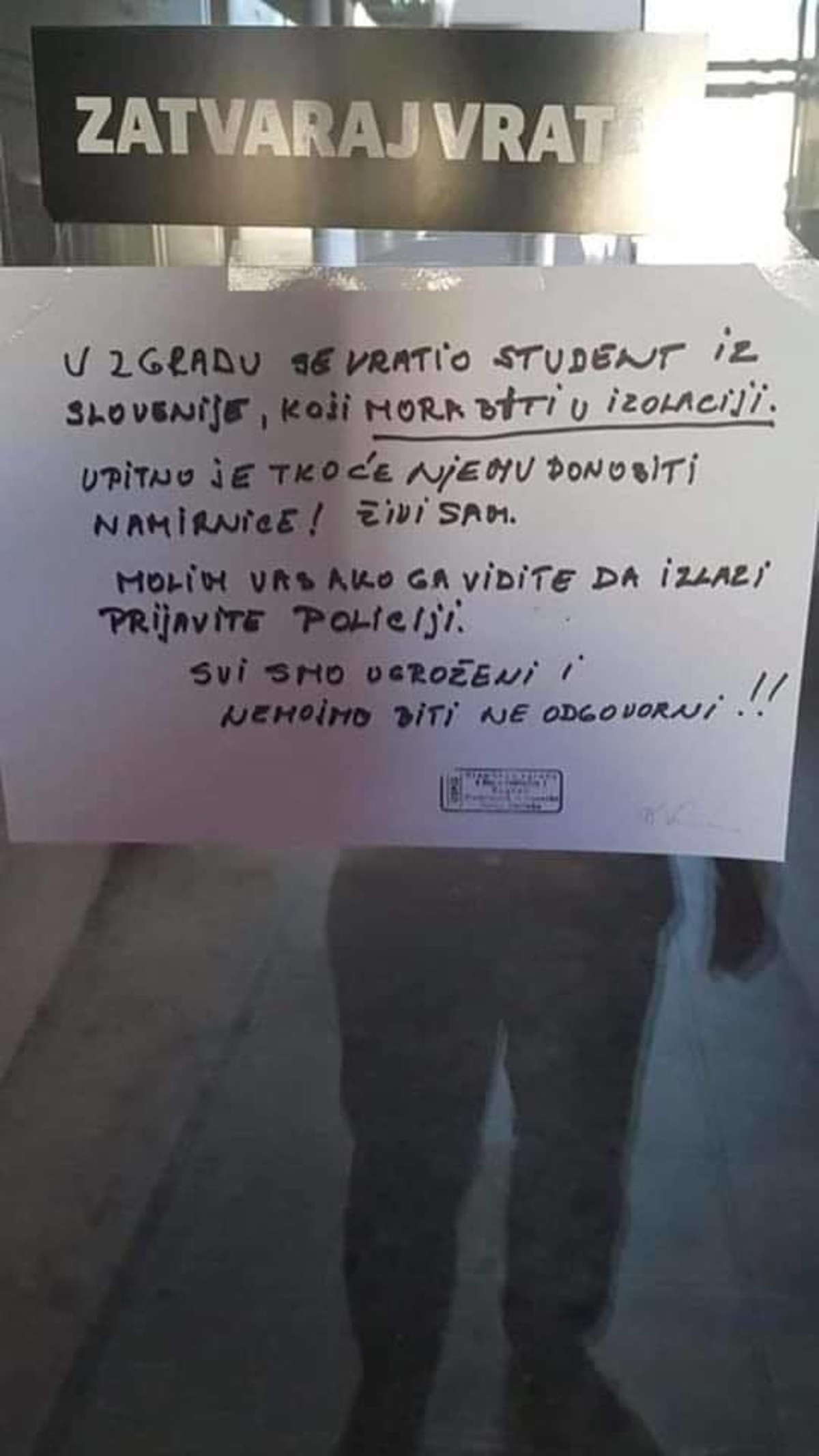 (FOTO) Na vratih študentskega doma: Študent, ki je prišel iz Slovenije, bi moral biti v izolaciji. Če ga vidite, pokličite policijo