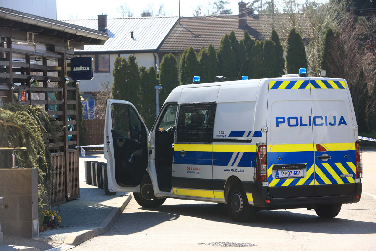 Lekarna v Juršincih: Grozila ji je, da jo bo zabodla, zaposleni uspelo pobegniti