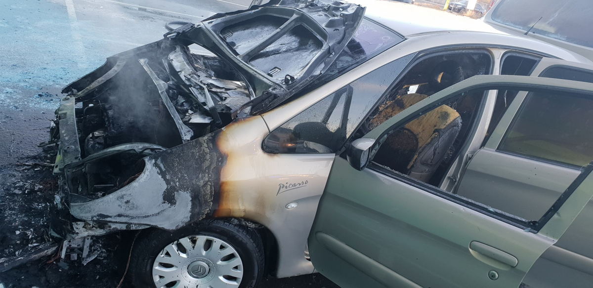 (FOTO) Šentilj: Gorelo vozilo pred prodajalno Tuš, hitra intervencija preprečila hujše