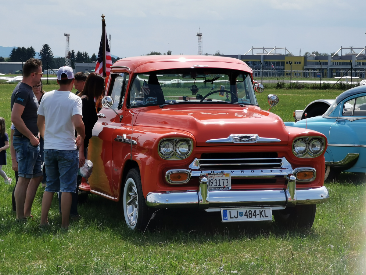 Pin-up dekleta in ameriški avtomobili