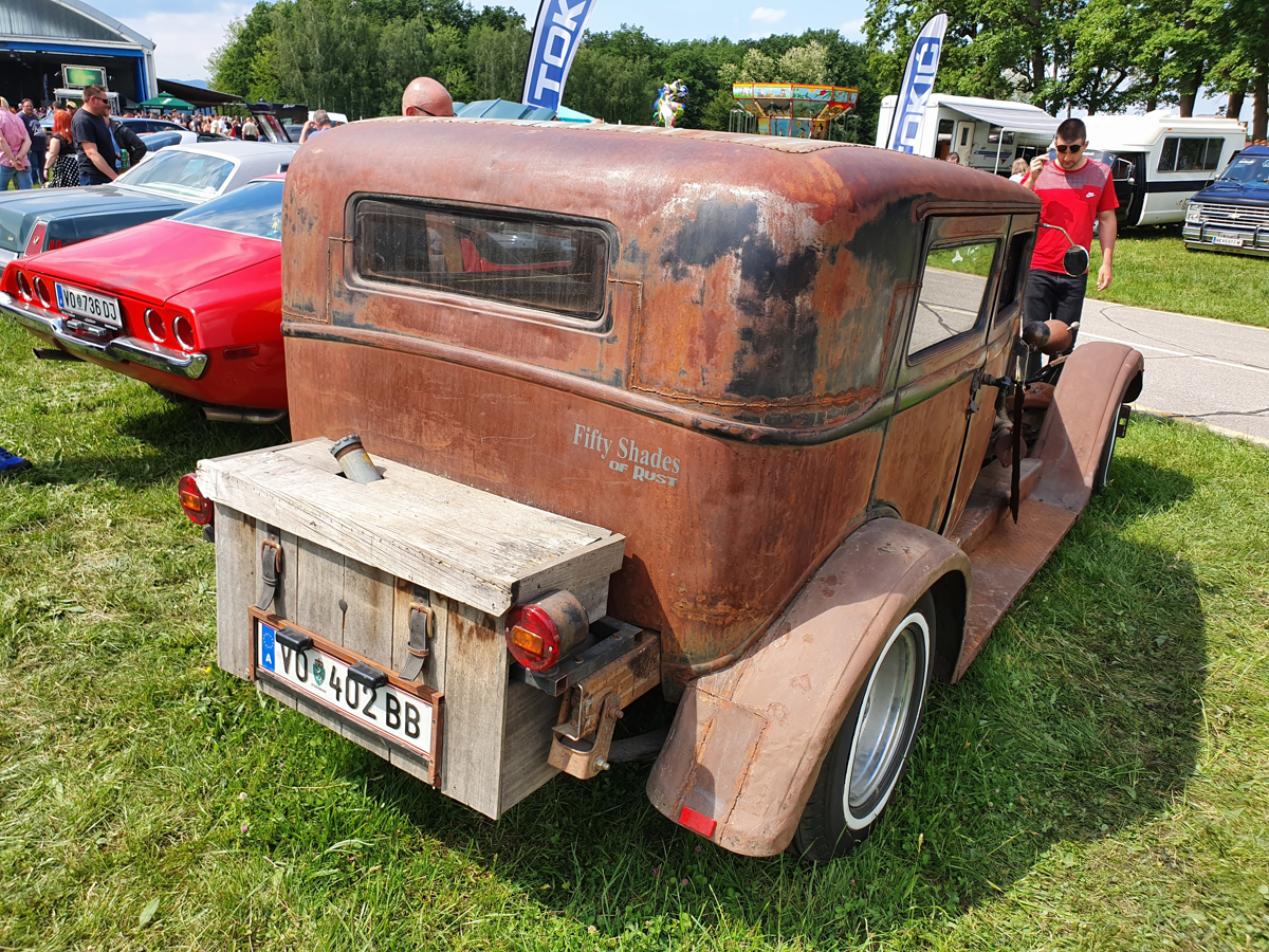 Pin-up dekleta in ameriški avtomobili