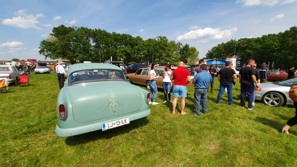 Pin-up dekleta in ameriški avtomobili