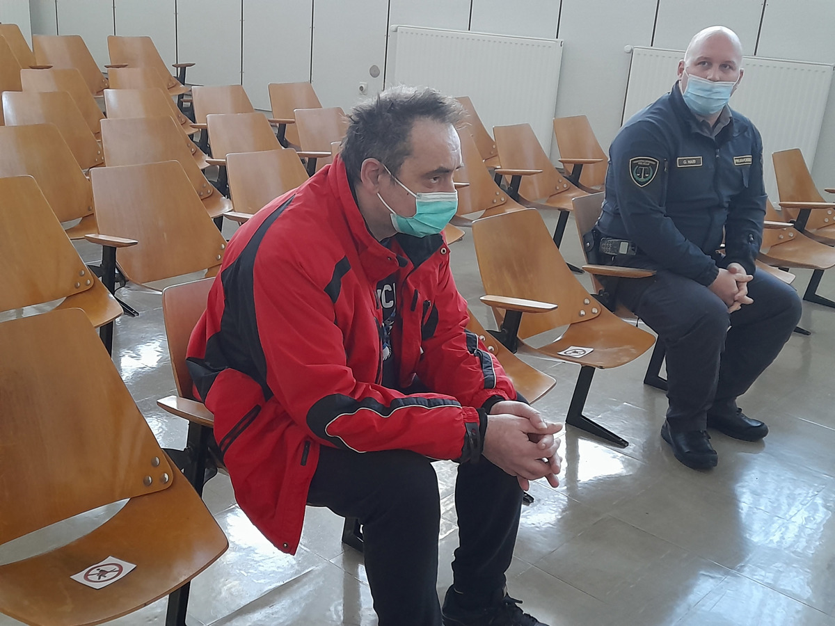 Poskus uboja: Mamo je napadel neprišteven
