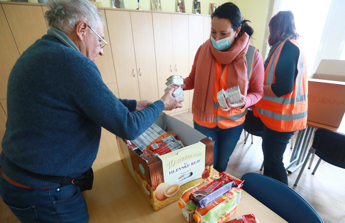 (FOTO) Humanitarna pomoč v Mariboru: Ob stiski je edino prav, da pomagamo
