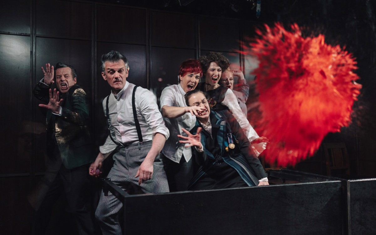 (PRED PREMIERO) Svet skozi oči prašičje elite
