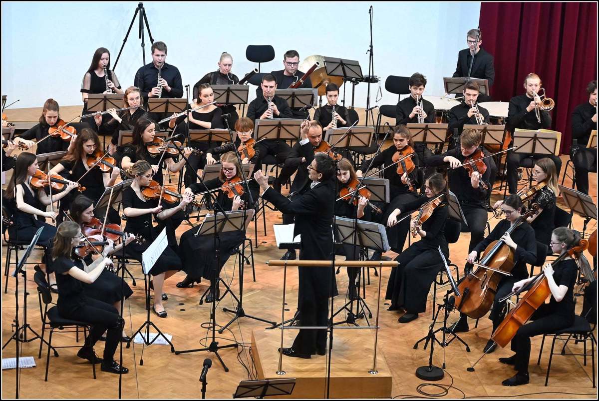 (KONCERTNA KRITIKA) Pot k tradiciji
