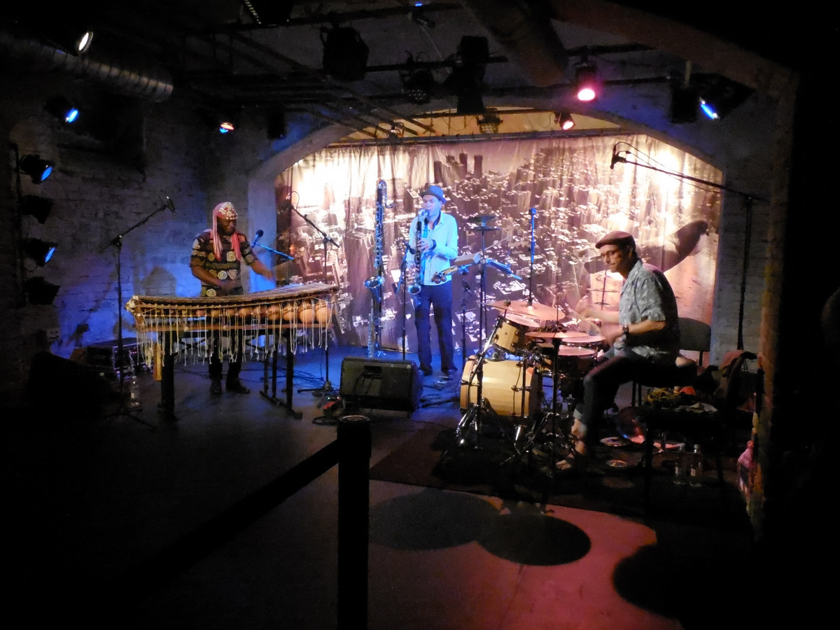 (KRITIKA KONCERTA) Posrečeno svojska fuzija evropskega jazza in afriških tradicij
