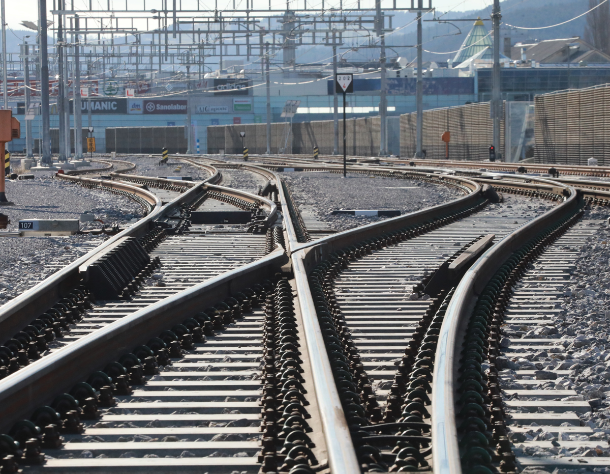 Porinil policista, ta je padel na železniški tir in se hudo poškodoval