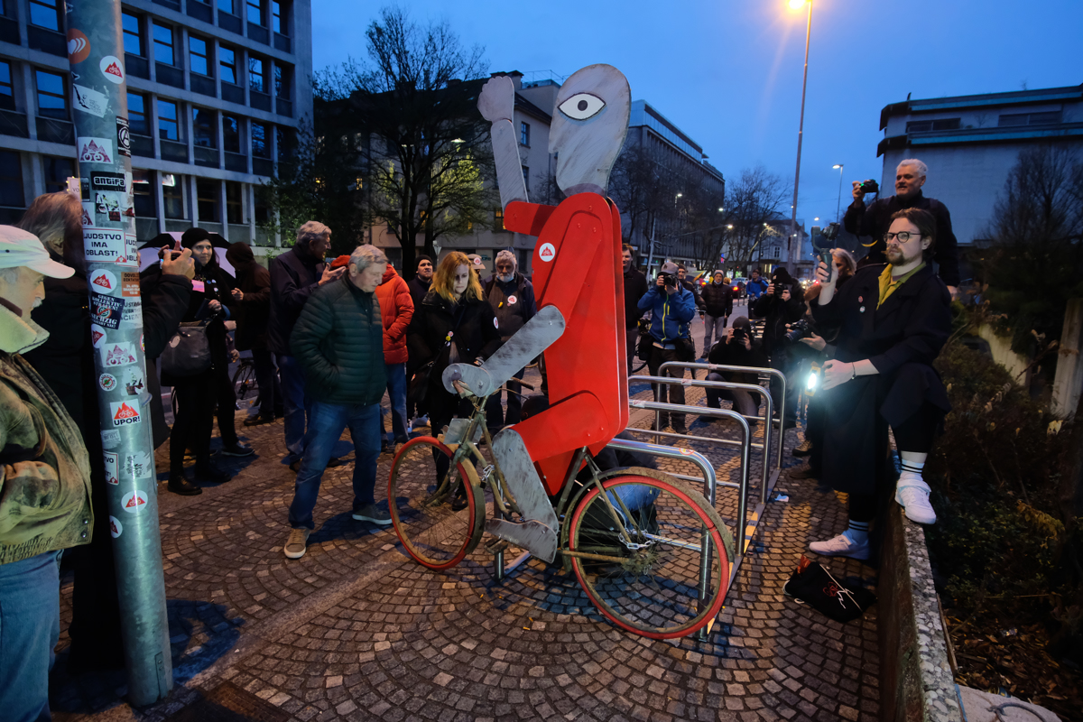 Petkovi protestniki začeli neprekinjeno protestno akcijo, ki bo trajala do volitev
