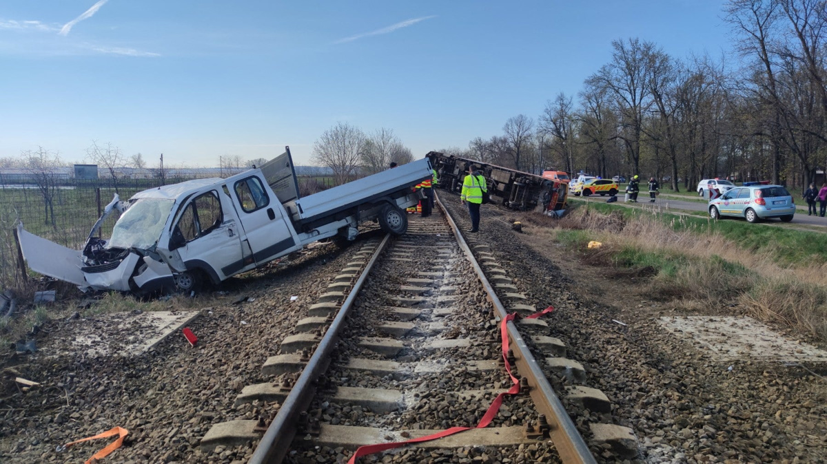 (FOTO) Na Madžarskem trčila kombi in vlak: Umrlo pet potnikov kombija, vlak se je iztiril
