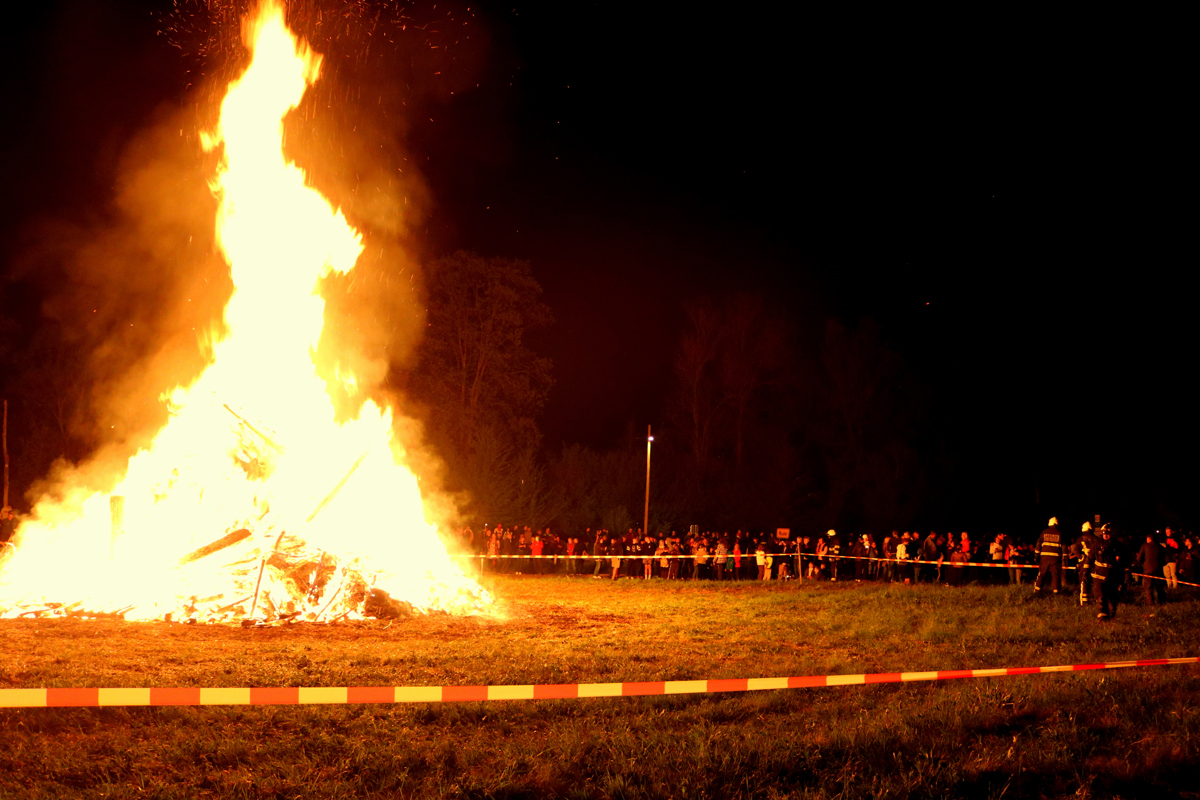 (FOTO) Mlaj na Smolniku je postavljen, kres je razsvetlil okolico
